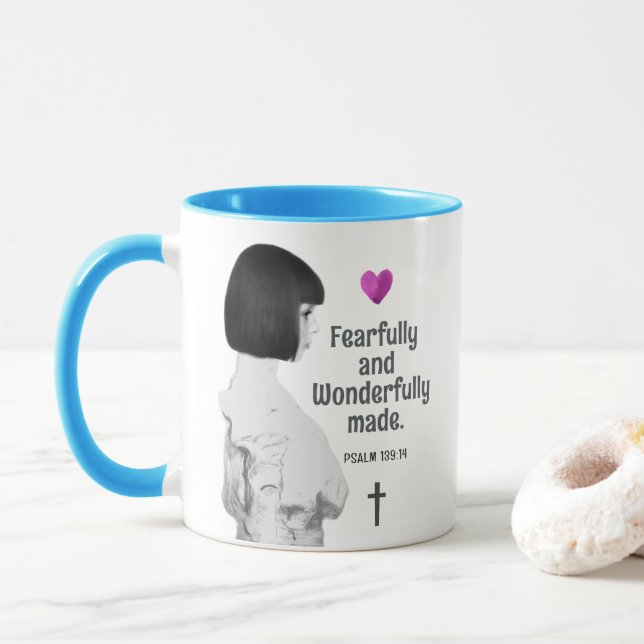 Caneca Uma Garota Custa, Feliz E Maravilhosa, Cristã (Com Donut)