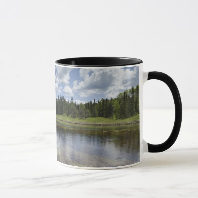 Caneca Uma lagoa imóvel que reflete as nuvens (Direita)