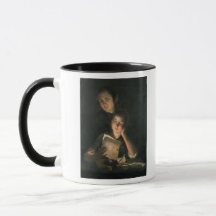 Caneca Uma menina que lê uma letra pela luz de vela