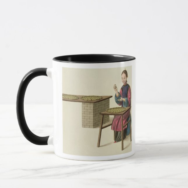 Caneca Uma mulher que prepara o chá, chapeia 21 'do traje (Esquerda)