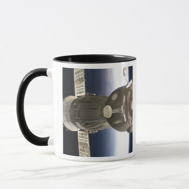 Caneca Uma nave espacial Soyuz recuada pela Terra (Esquerda)