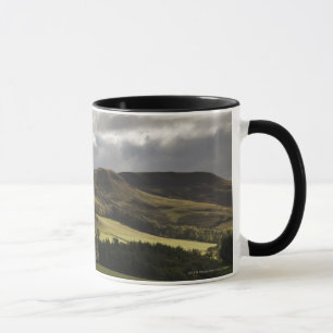Caneca Uma paisagem com a Rolling Hills e as nuvens
