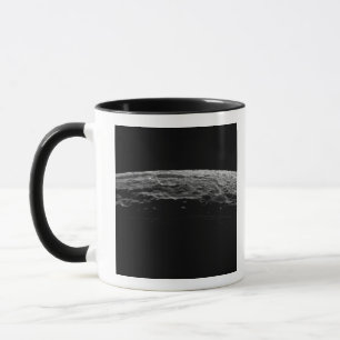Caneca Uma paisagem irreal da lua de Saturn