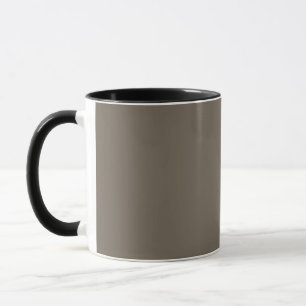 Caneca uma parede marrom com um relógio preto e branco