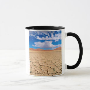 Caneca Uma planície desértica rachada