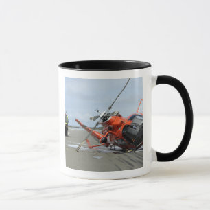 Caneca Uma queda dum helicóptero do golfinho da guarda