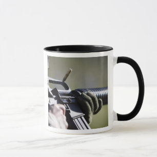 Caneca Uma rodada voa da câmara de um M-16A2