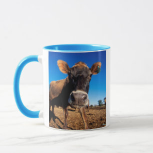 Caneca Uma vaca de Jersey sendo inquisitiva