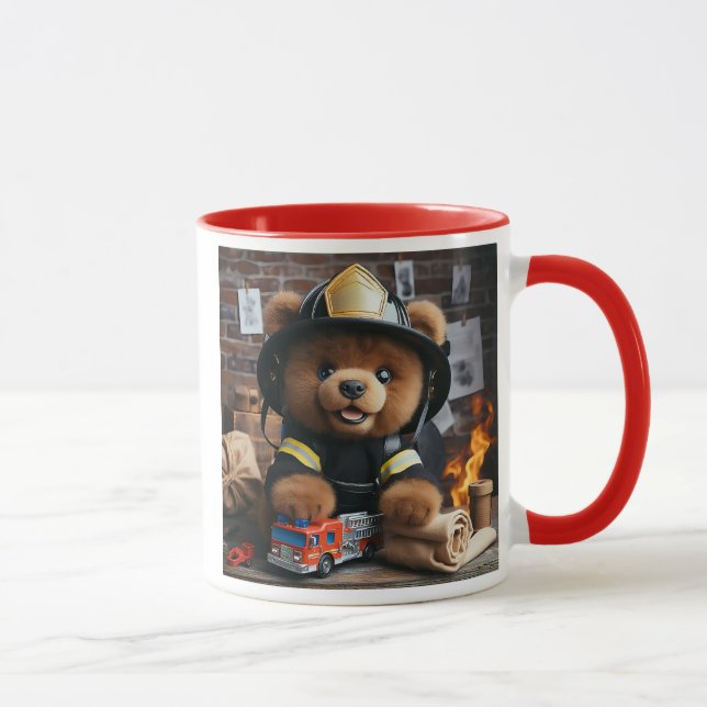 Caneca Un adorable ours en peluche habillé en pompier. (Direita)