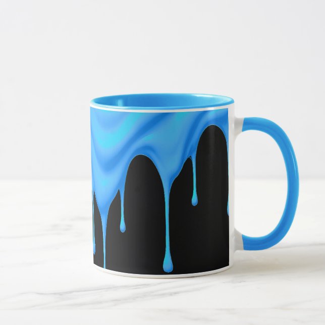 Caneca Un liquide bleu (peinture, crème, glace) coule. (Direita)