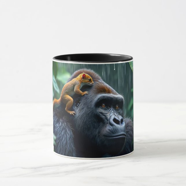 Caneca Un mignon écureuil grimpe sur la tête d'un gorille (Centro)