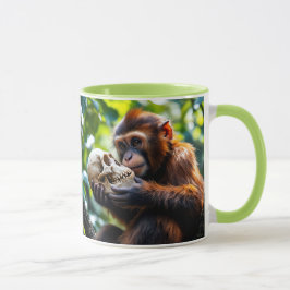 Caneca Un singe curieux tenant un crâne.