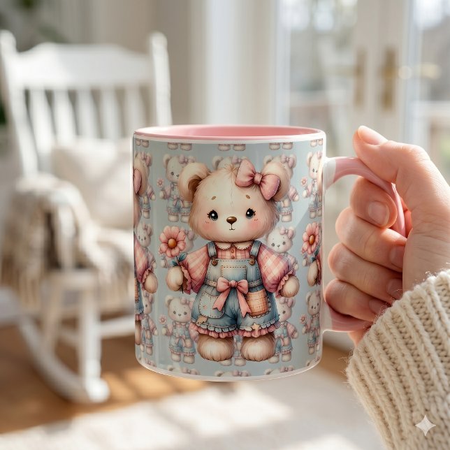Caneca Urso de Pelúcia Pastel Segurando Flor Vestindo Mac (Pastel Teddy Bear Holding Flower Wearing Overalls Pattern Mug)