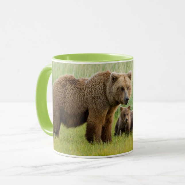 Caneca Urso Marrom do Alasca com Cubs em um Prado (Frente Esquerda)