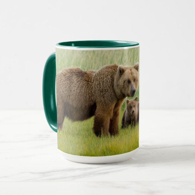 Caneca Urso Marrom do Alasca com Cubs em um Prado (Frente Esquerda)
