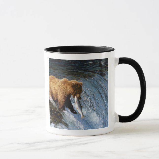 Caneca Urso Pardo do Alasca Capturando Salmão em Brooks (Direita)