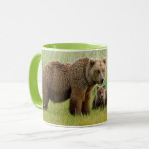 Caneca Urso Pardo do Alasca com Filhotes em uma Campina