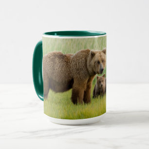 Caneca Urso Pardo do Alasca com Filhotes em uma Campina