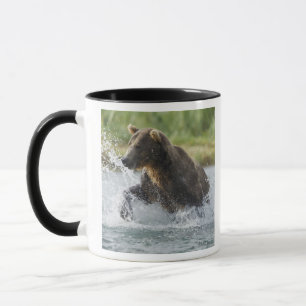 Caneca Urso pardo perseguindo salmão no rio