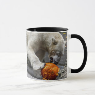 Caneca Urso polar que come uma abóbora