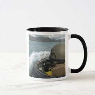 Caneca US Marine dirigindo um veículo anfíbio de agressão