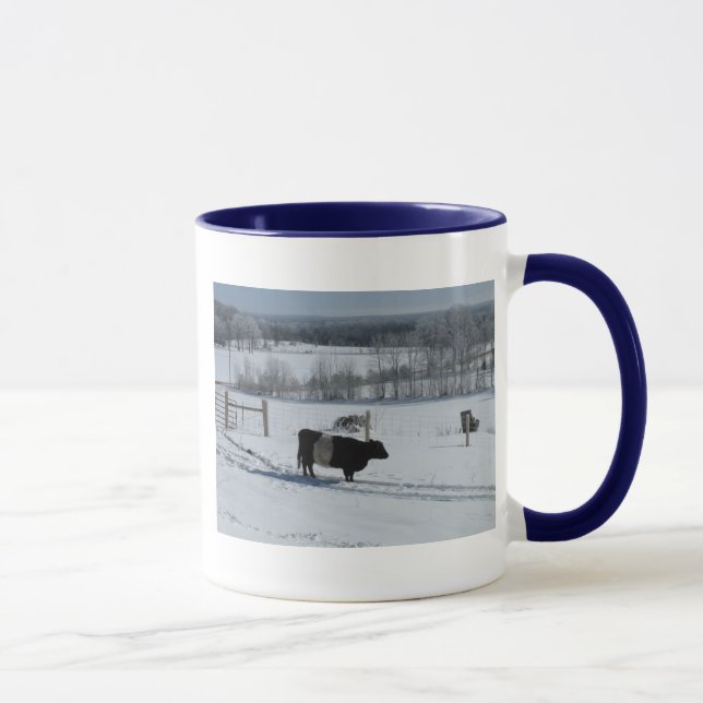 Caneca Vaca Galloway Belga em uma bela paisagem de neve (Direita)