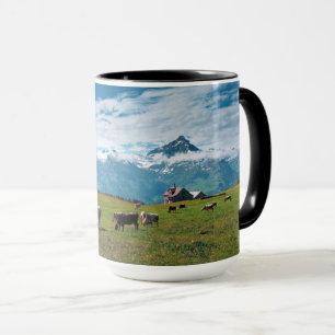 Caneca Vacas felizes na fazenda na suiça