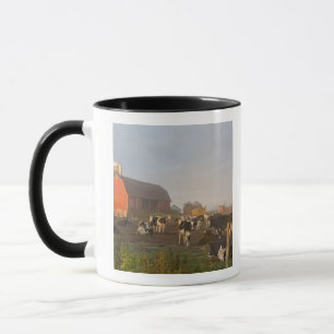 Caneca vacas leiteiras Holstein fora de um celeiro ao nas