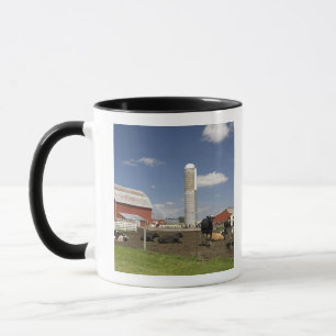 Caneca Vacas na frente de um celeiro vermelho e silo em u