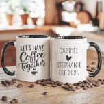 Caneca Vamos com café junto com Casal<br><div class="desc">Celebre o amor e compartilhasse momentos com a caneca desse casal personalizado apresentando um coração e uma data "Est." nas costas, com a mensagem sincera "Vamos Ter Café Juntos" na frente. Perfeito para casais que apreciam datas confortáveis de café, esta caneca faz um presente pensativo para aniversários, noivados ou como...</div>
