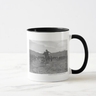 Caneca Vaqueiro que roping uma vitela para a marcagem com