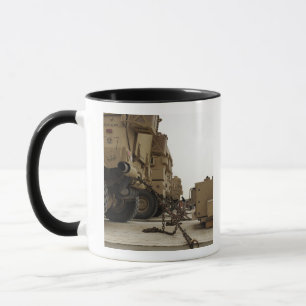 Caneca Veículos militares são trancados em caminhonete