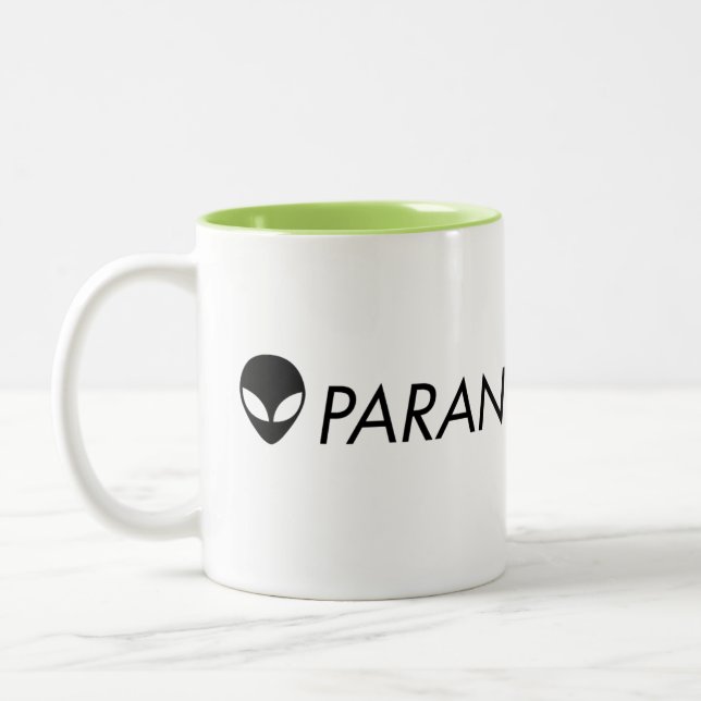 Caneca verde estrangeira de Paranormalis (Esquerda)