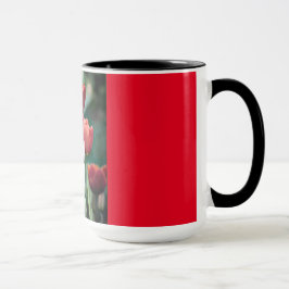 Caneca vermelha da campainha com tulipas vermelhas
