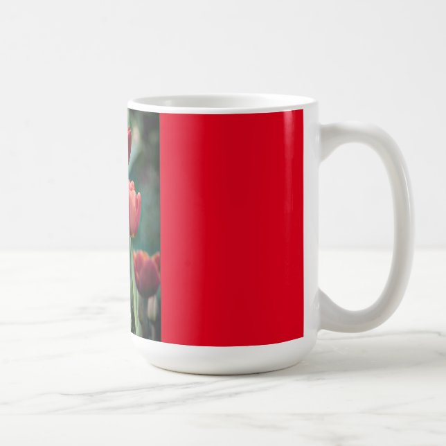Caneca vermelha da campainha com tulipas vermelhas (Direita)