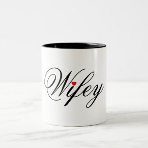 Caneca vermelha do coração de Wifey branca e preta