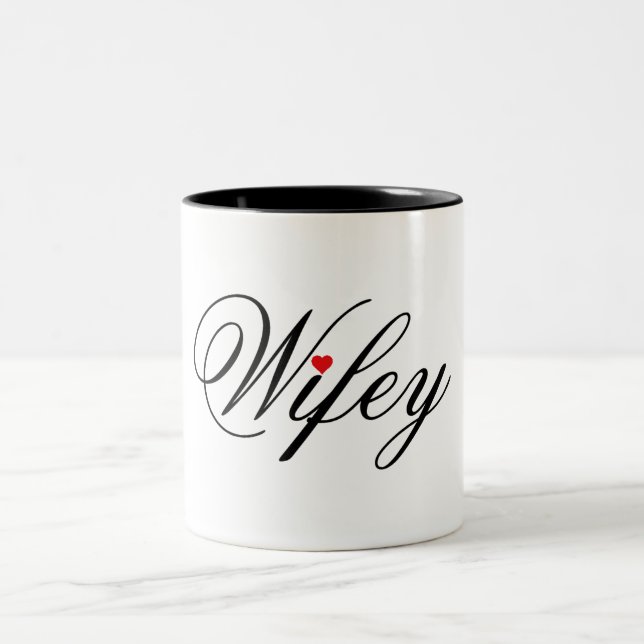 Caneca vermelha do coração de Wifey branca e preta (Centro)