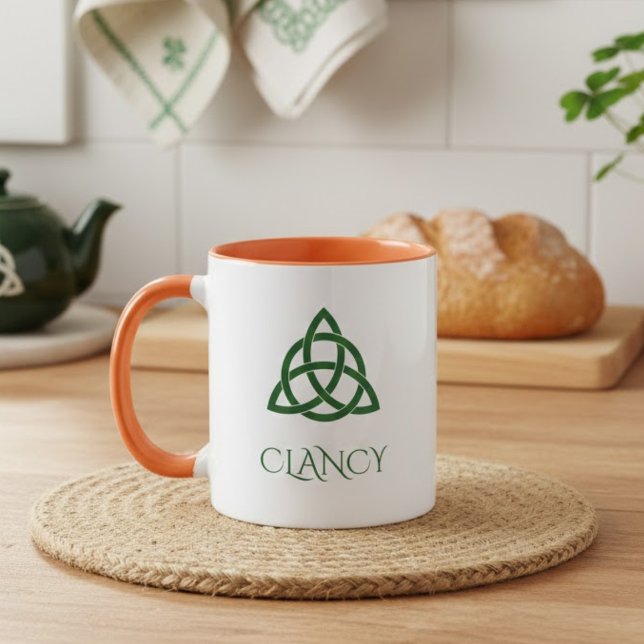 Caneca Vibrant Green Celtic Trinity Knot Family Name (Criador carregado)