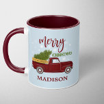 Caneca Vintage Red Truck Natal Personalizado<br><div class="desc">Celebre a estação com esta charmosa e vintage caneca vermelha de Natal, com uma árvore festiva e um nome personalizável. Esta design aconchegante é perfeita para apreciar bebidas de férias enquanto traz um toque nostálgico às vossas manhãs de Natal. Um presente encantador para amigos, família ou qualquer um que ama...</div>