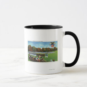 Caneca Visitantes que revêem uma parada de vestido