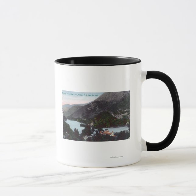 Caneca Vista aérea do lago médio azul, CA (Direita)
