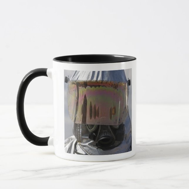 Caneca Vista aproximada de um bombeiro (Esquerda)