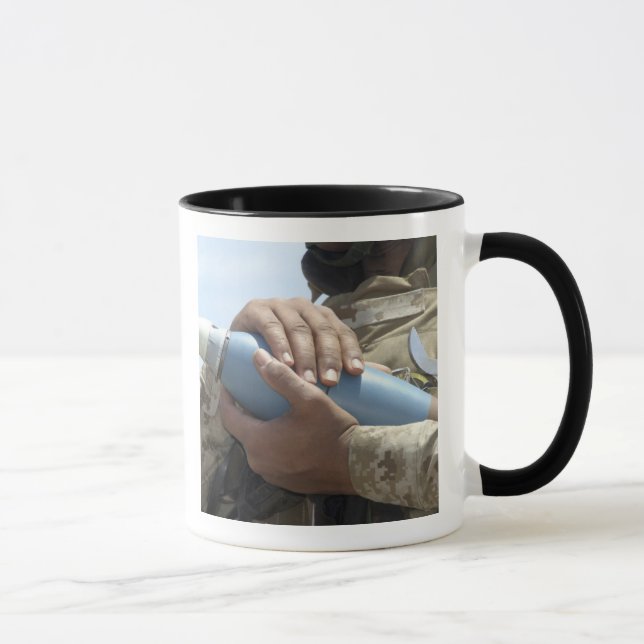 Caneca Vista aproximada de um soldado que está a carregar (Direita)