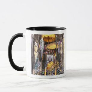 Caneca Vista da área do altar dentro do templo budista,