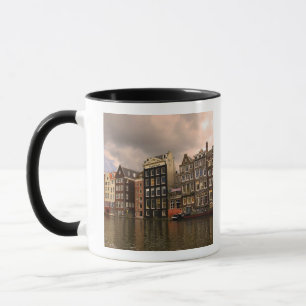 Caneca Vista da arquitetura única e de casas com frontões