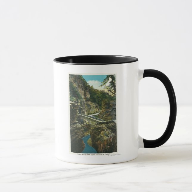 Caneca Vista da ponte de entrada e do túnel superior (Direita)