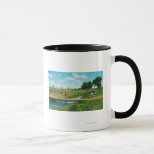 Caneca Vista de Golfer Hitting Ball