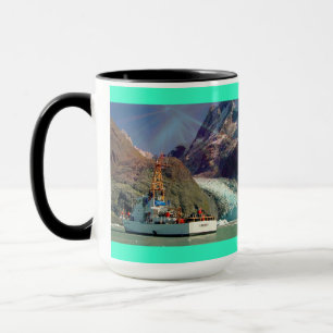 Caneca Vista de Montanha do Alasca com Barco
