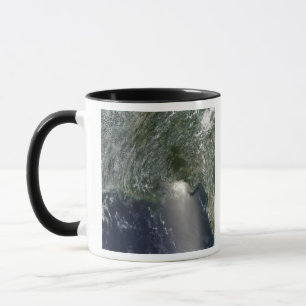 Caneca Vista de satélite de um derramar de petróleo
