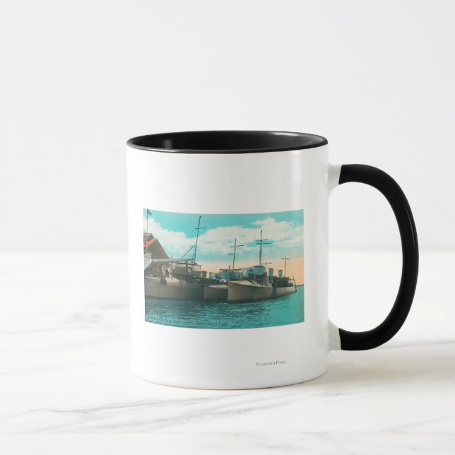 Caneca Vista de Três Destruidores de Barcos Torpedo em Do (Direita)